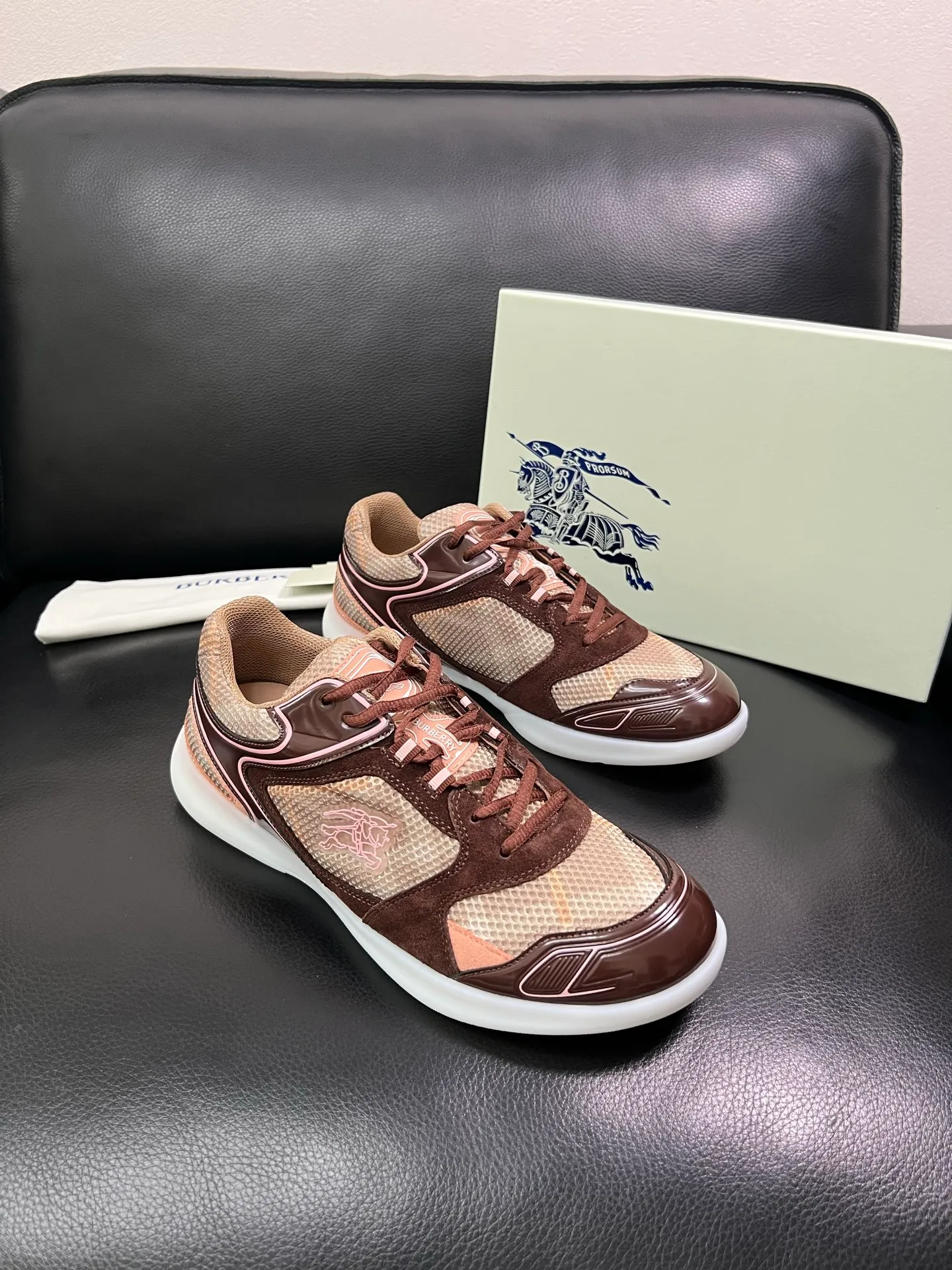 Men's shoes 💰740 BURBERRY top crafts Burberry counter synchronization, original factory configuration imported cowhide fabrics from Italy, high-quality complex splicing process, imported cowhide inner pads, breathable and comfortable, soles: original soles specially provided by the original factory, original and single goods High quality welcome to compare, code number 38-44 (customized 45 46) 85855